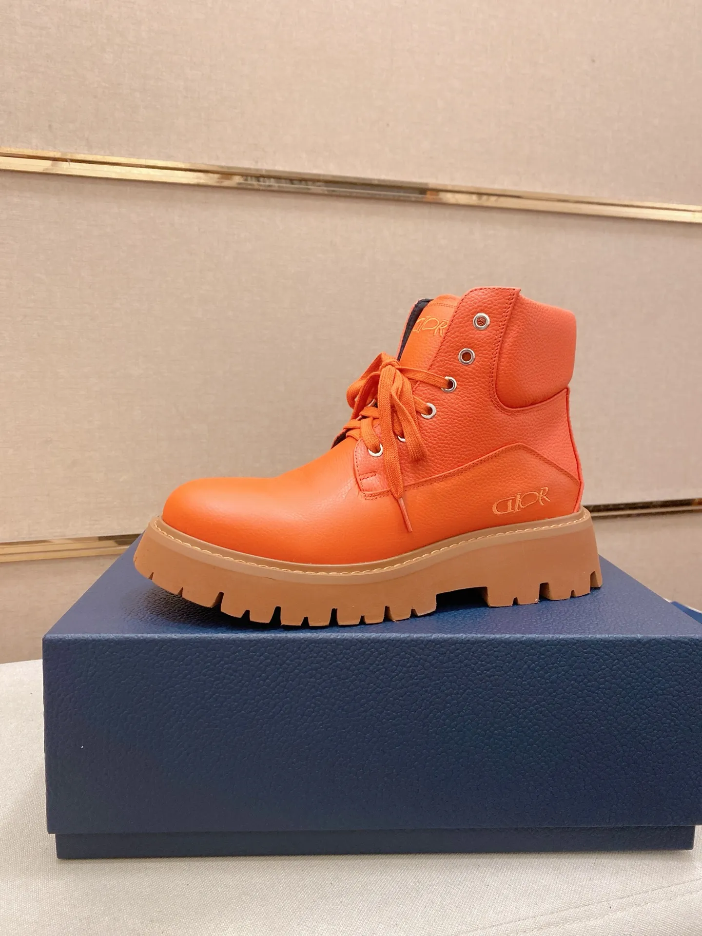 Factory price: 580💰 [Dior·Dior] New casual high-top men's shoes, new spring and summer design, perfect workmanship, lace-up lazy style to create wardrobe quality, upper: imported first-layer cowhide, high-grade sheepskin lining soft and comfortable, ultra-light TPU wear-resistant outsole, simple, versatile fashion men's shoes, excellent color code number 38-44. Customized at 45.46